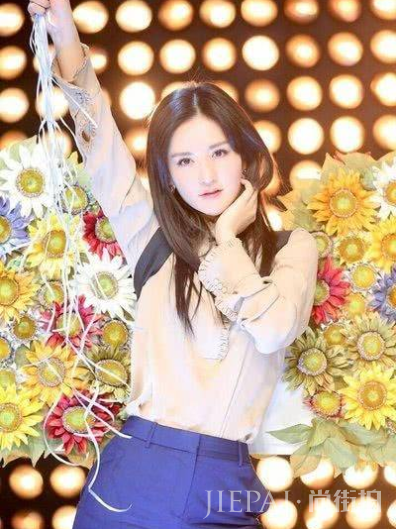 放着豪门不进,嫁给“穷小子”的2大女星,如今过的都很幸福!