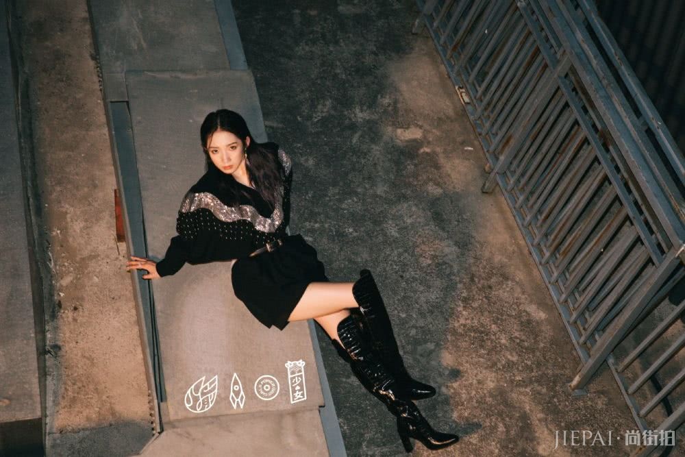 孟美岐深夜营业,黑发黑衣黑靴风格神似戚薇