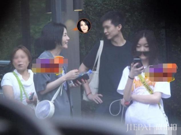 王菲罕见与女儿一同现身机场,李嫣“下衣失踪”大长腿迷人