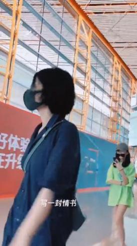 王菲罕见与女儿一同现身机场,李嫣“下衣失踪”大长腿迷人