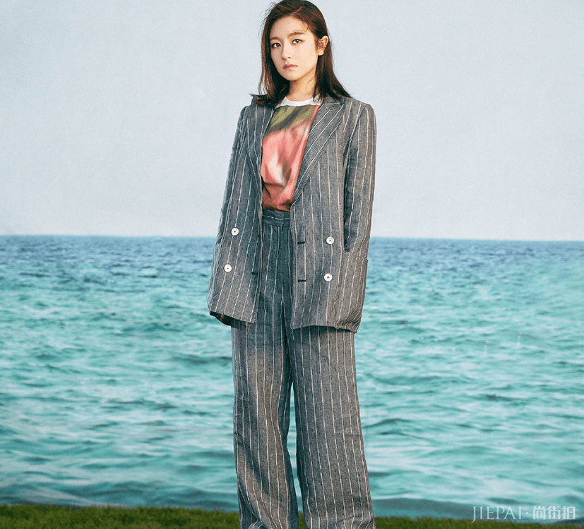 李兰迪穿水果印花裙拍大片,脖颈修长锁骨迷人