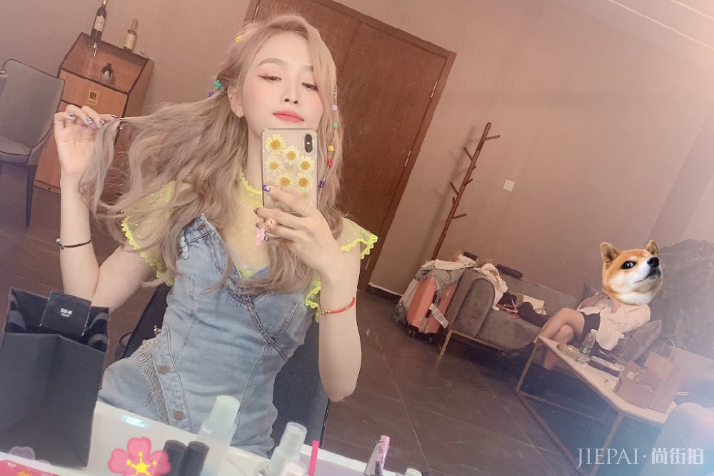 吴宣仪挑战“泫雅风”，搭配网红发夹，少女感绝了