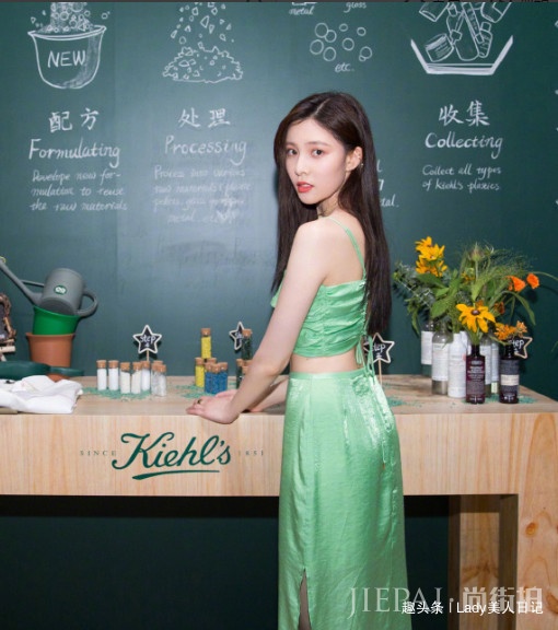 宋妍霏吊带裙搭配长直发,演绎清爽小诱惑