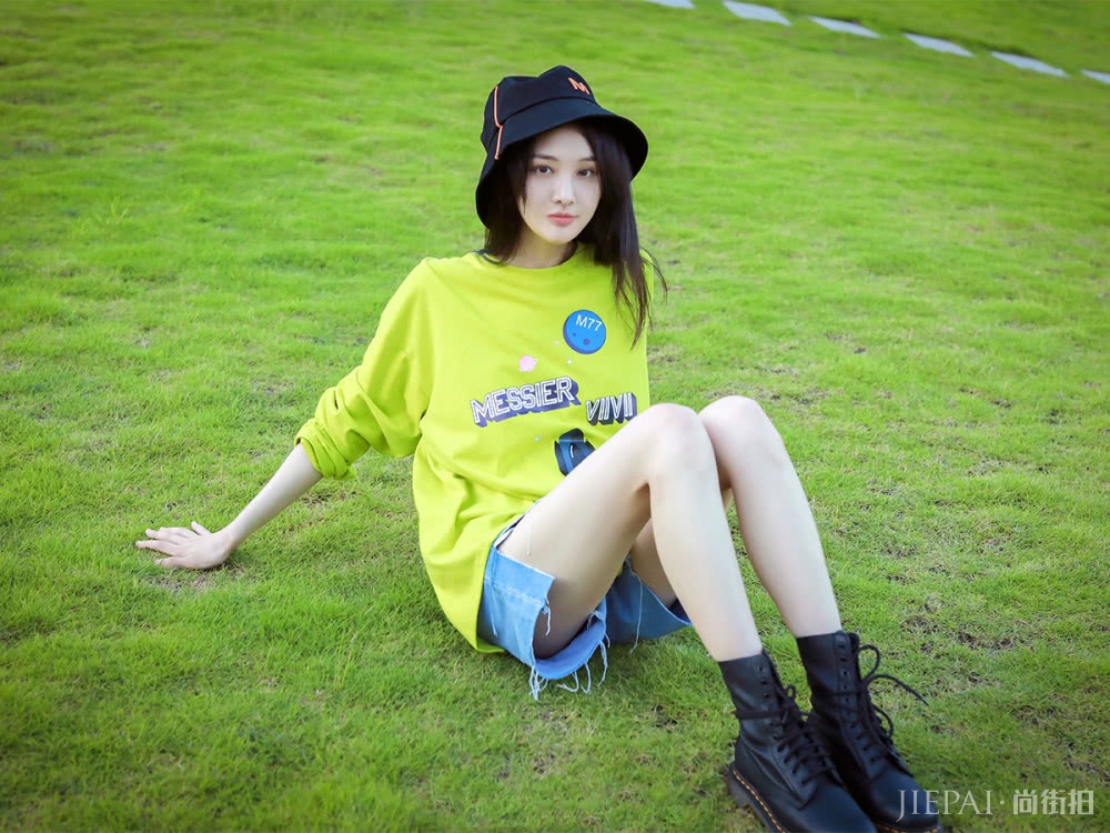 郑爽挑战牛油果绿,搭配黑色马丁靴,长腿超吸睛