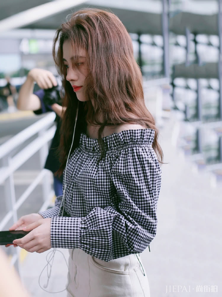 鞠婧祎一字肩搭“羊毛卷”发型,女人味十足