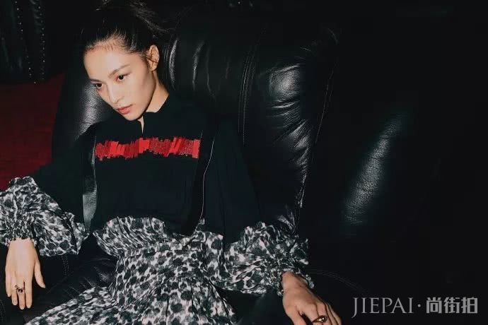 钟楚曦的高级感没有尽头!戴夸张首饰不显俗气