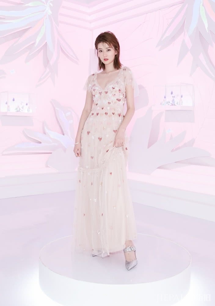 乔欣穿V领亮片蕾丝长裙,越变越美,成小仙女了