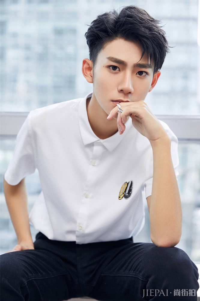 18岁刘家祎私服清爽帅气，不戴眼镜好高冷，跟林磊儿判若两人