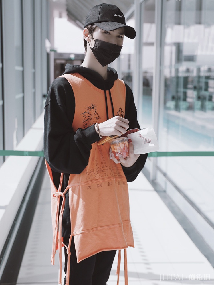 朱正廷卫衣开叉,Justin衣服破洞,“乞丐风”又要火?
