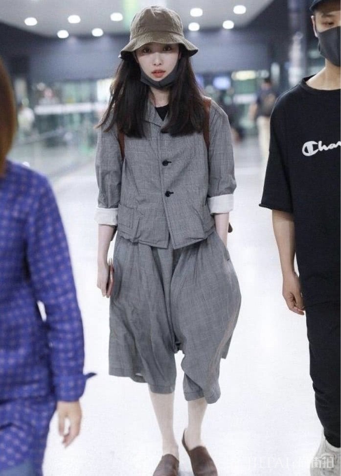 倪妮穿红色连衣裙现身,衬气质很高端