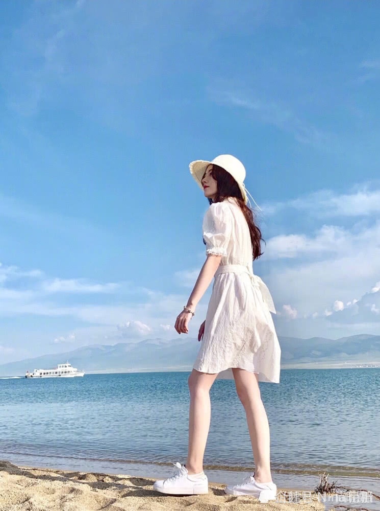 鞠婧祎旅行太节约,845短裙159穿成169,谁说她矮