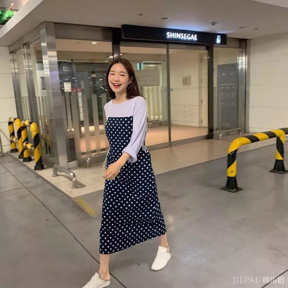 T恤搭配吊带,让你美爆整个夏天