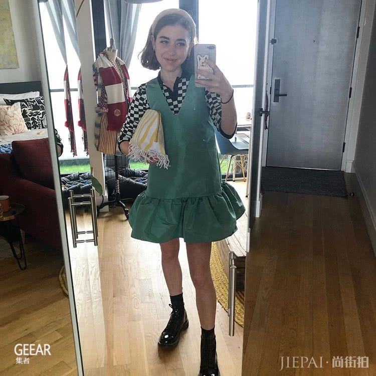 用裙子搭配这双鞋?这个奇怪组合意外地在Ins流行起来