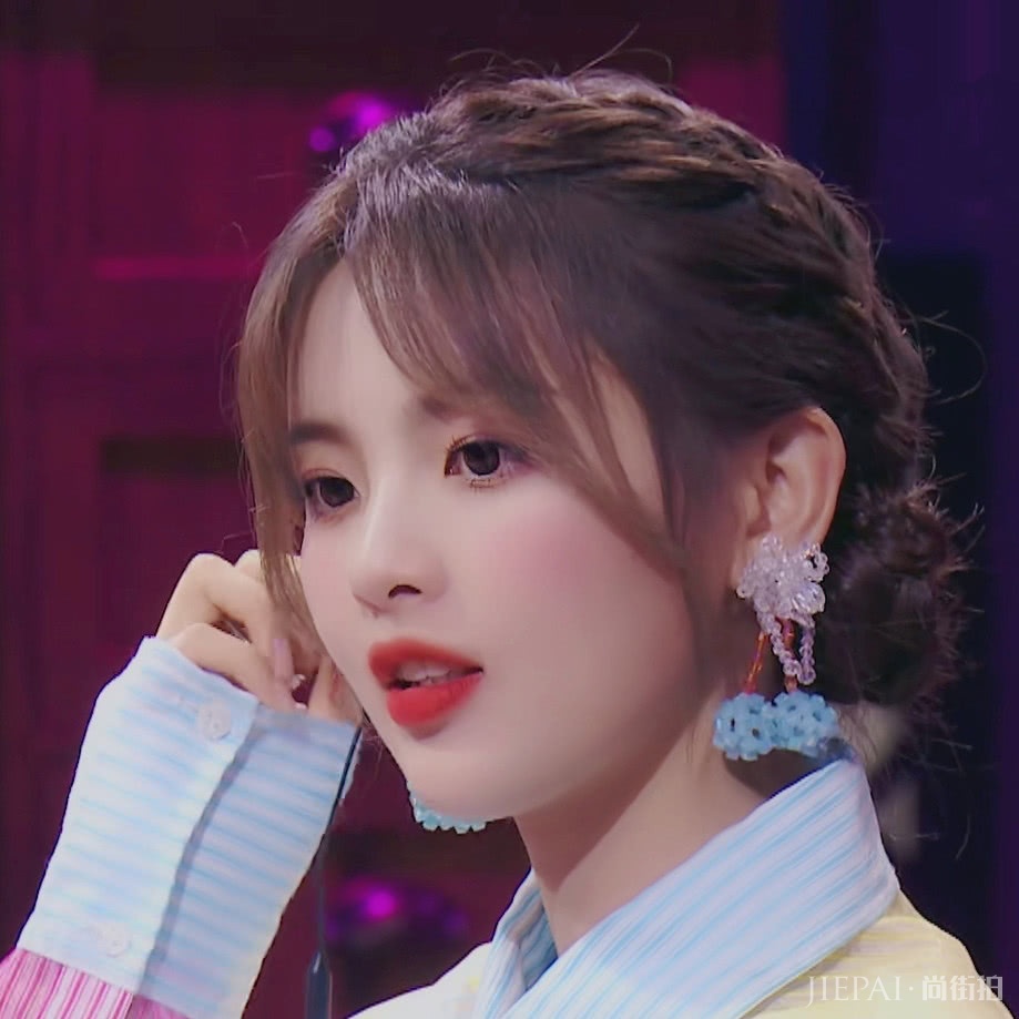 杨超越穿撞色衬衫释放少女感,混搭半裙秀美腿,耳朵戴俩绣球真甜