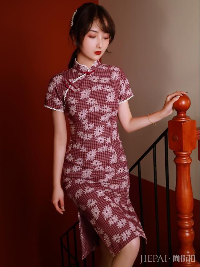 年轻少女怎么穿旗袍?今年夏天穿这件时尚又俏皮