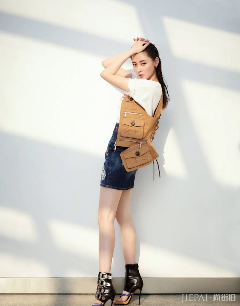 张天爱黑色背心休闲裤,穿出1米2的大长腿,配粉色脏脏辫帅呆了