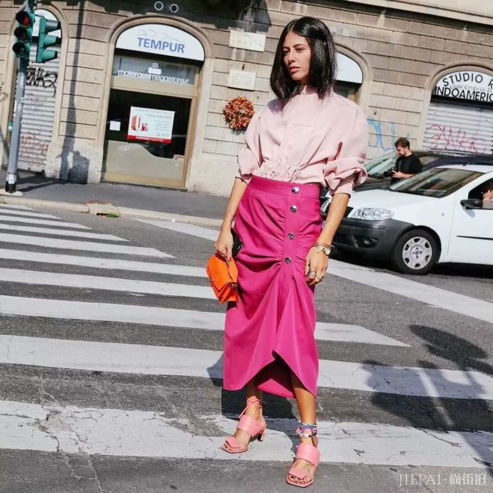 20岁的女生穿这7种颜色超显老气，穿上真像大妈