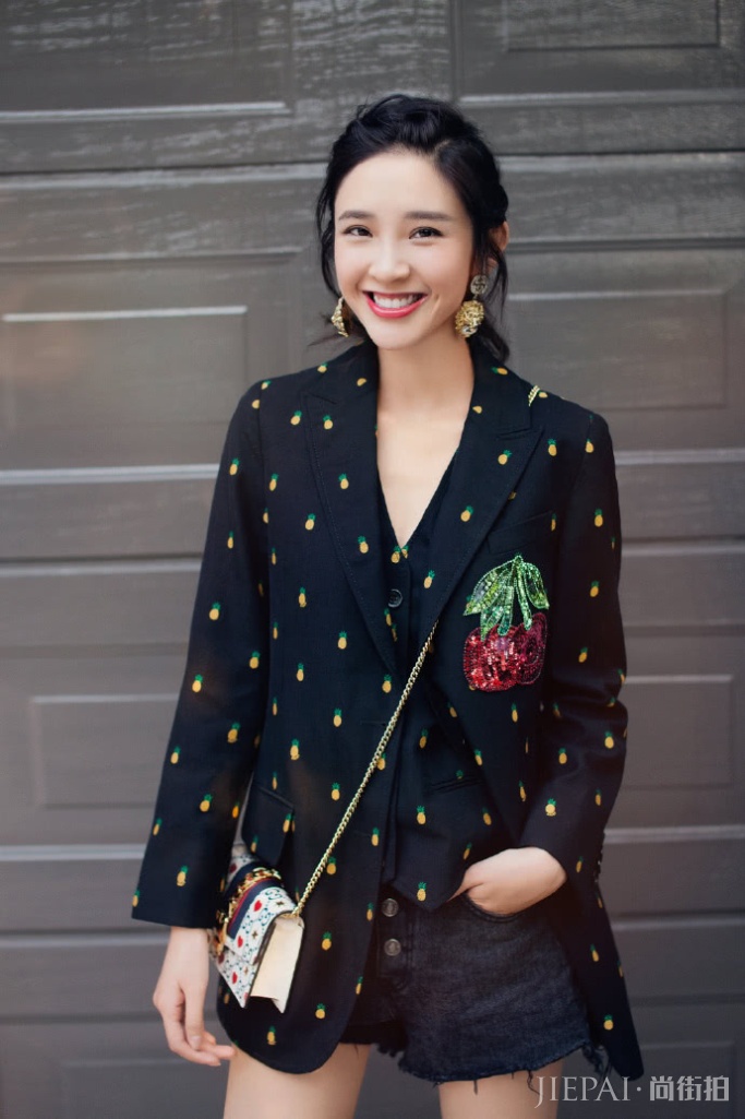 唐艺昕蜜月旅行后晒七夕写真,穿平底鞋长腿吸睛,幸福全写在脸上