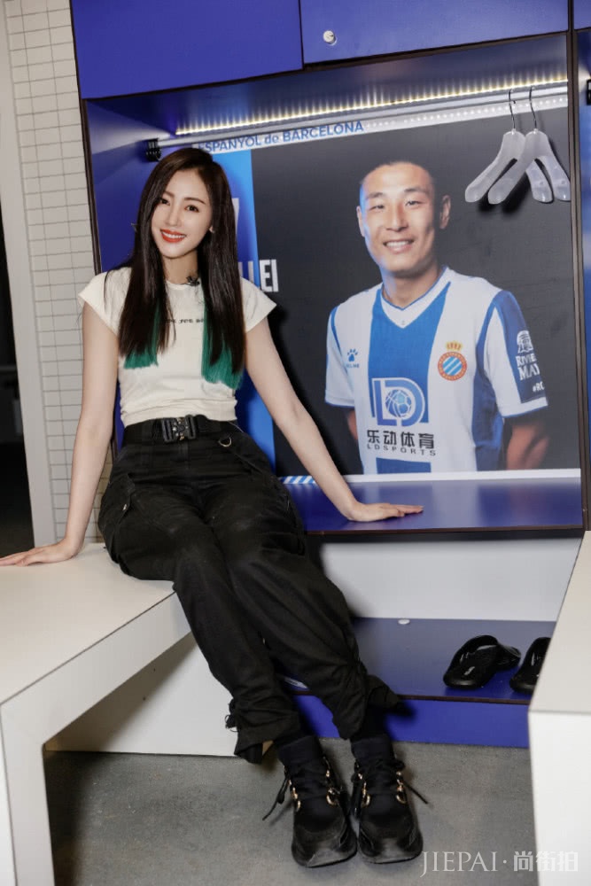 张天爱“登陆”西甲玩嗨啦，白裤白靴为武磊打call撩人心弦