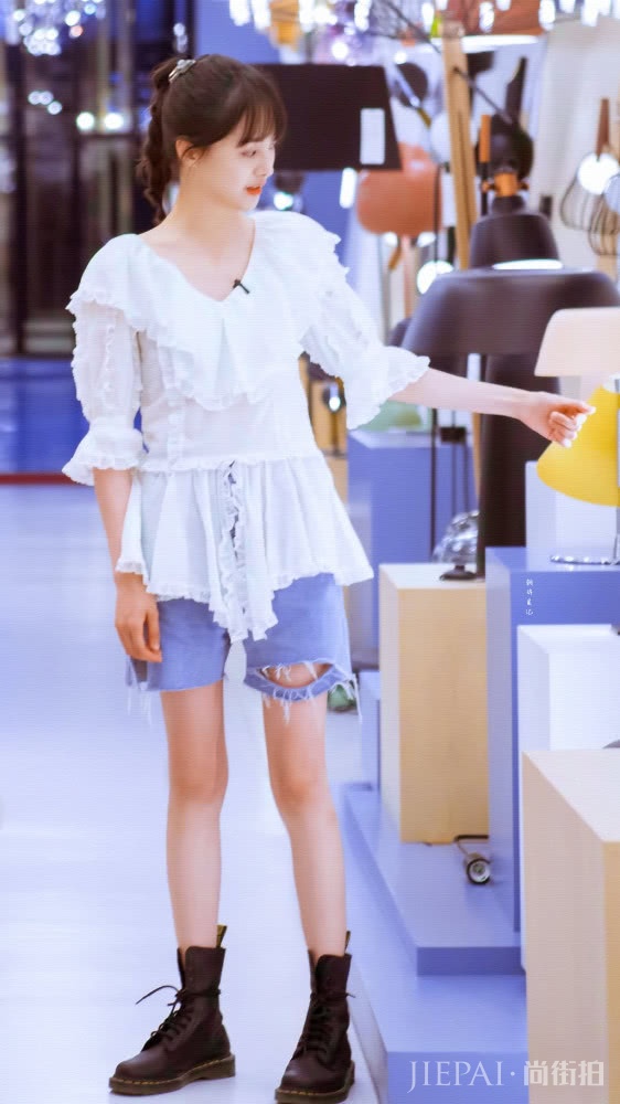 郑爽录制《女儿们的恋爱》,麻花辫配蕾丝衬衫好少女