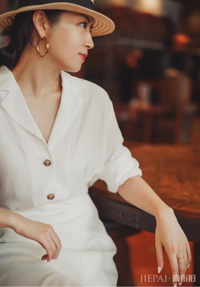 跟着博主学穿搭,初秋学三木博主这样穿白衬衫高级又时尚