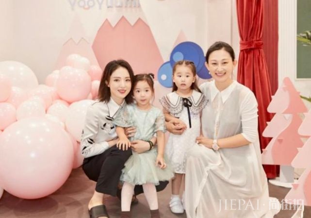 赵文卓张丹露十指紧扣撒狗粮，一路有说有笑结婚13年甜蜜如初恋