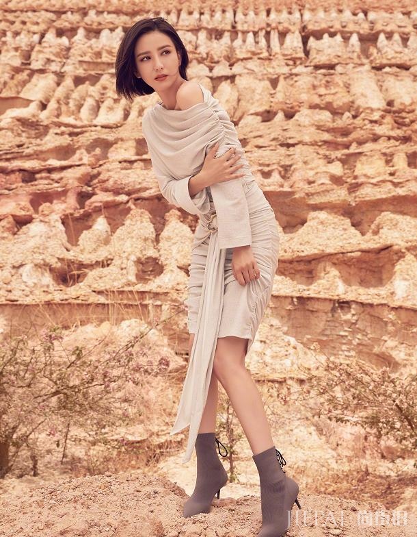 佟丽娅解锁早秋御姐搭配，皮裙狂野长裙柔情