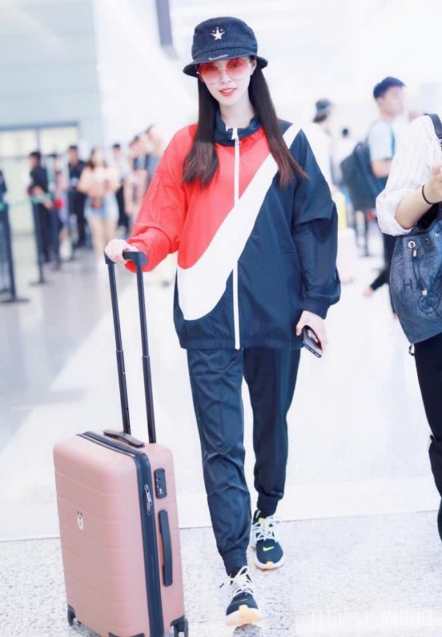 宋轶黑白红元素运动装现身机场,尽展青春少女感,哪里像30岁?