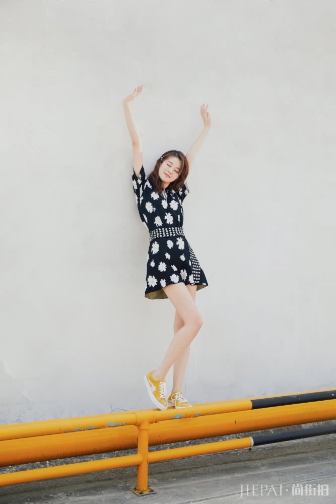 乔欣穿V领亮片蕾丝长裙,越变越美,成小仙女了