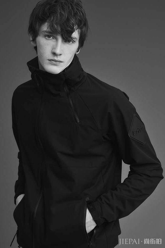 还是搞足球！但是这次 F.C. Real Bristol 街头化了！