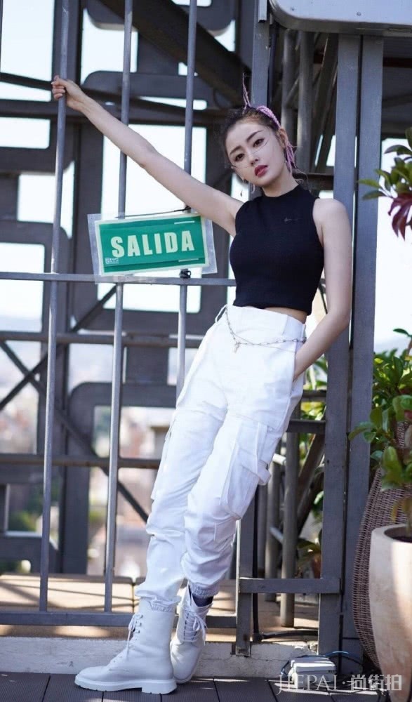 张天爱黑色背心休闲裤,穿出1米2的大长腿,配粉色脏脏辫帅呆了