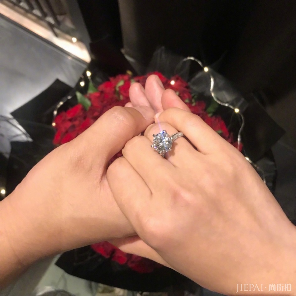 何雯娜晒大钻戒 分享被求婚感言:人生的第二个起点