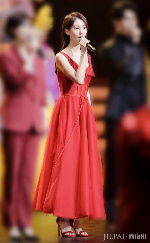 金晨最新打扮美出新高度!一袭红裙明艳动人,仙女身材实至名归