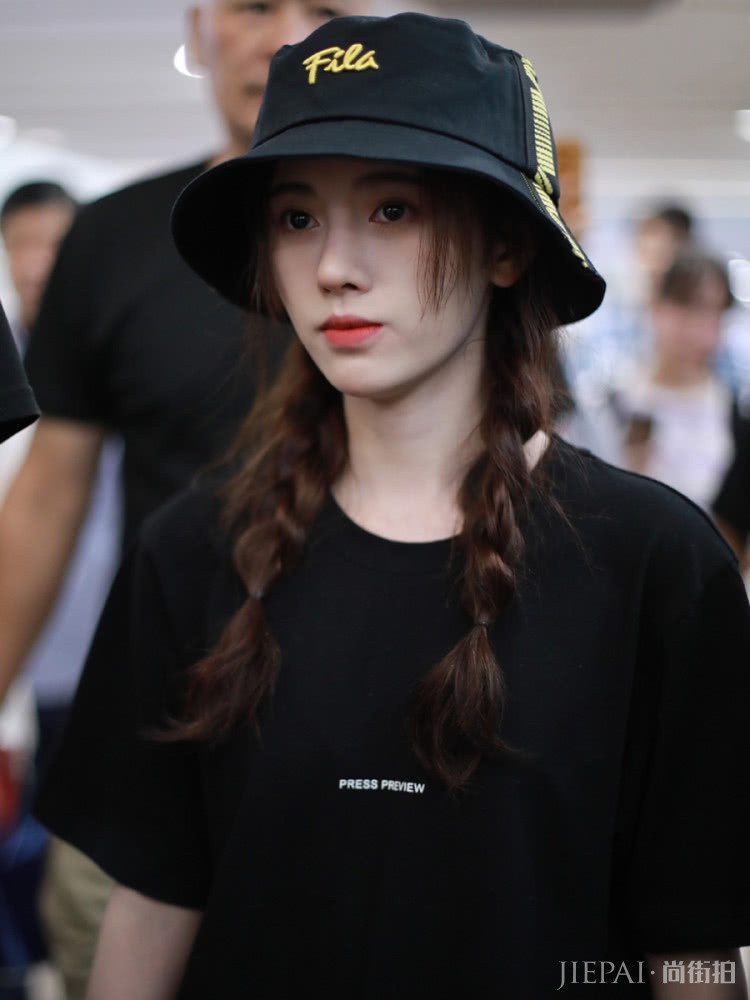 鞠婧祎梳两条麻花辫,最新村姑头发型凹出甜美气质