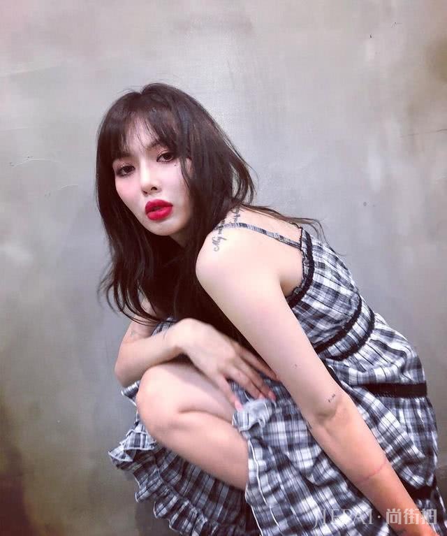 不涂红唇穿上公主裙也不够高级,热巴倪妮的初秋美妆技巧学起来