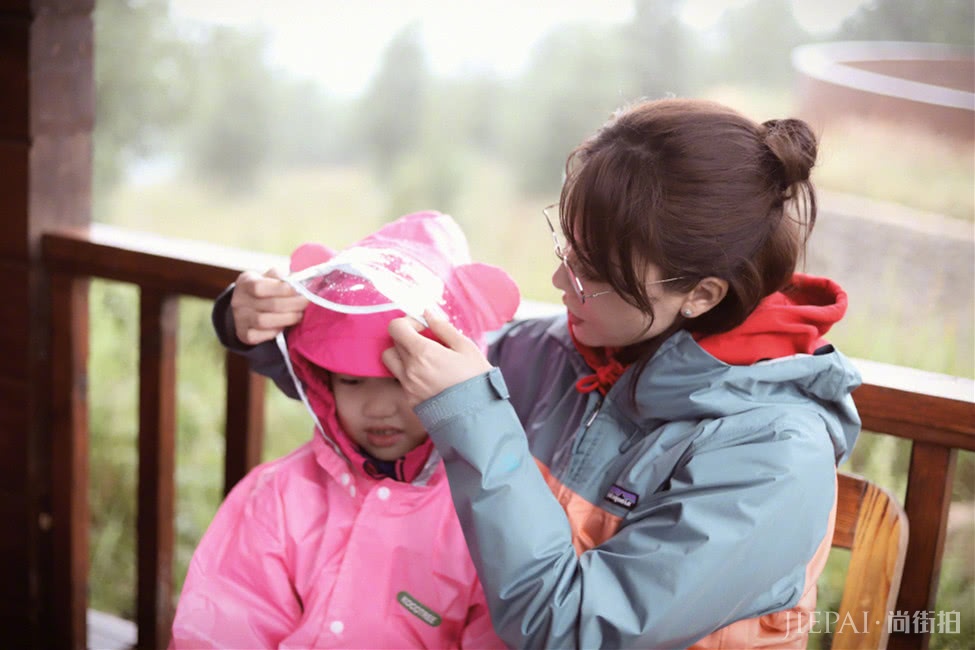 陈数穿冲锋衣扎半丸子头朴素接地气,反而越来越美了