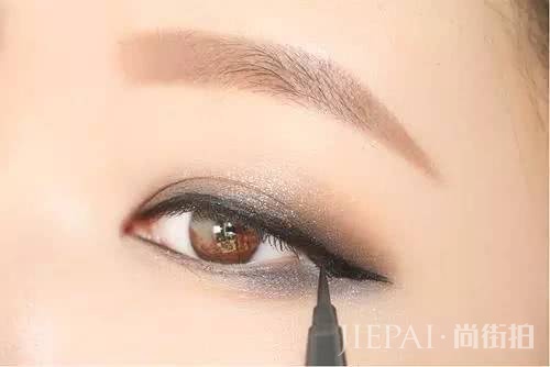 不同场合,你需要会化这两款冷色系惊艳美妆