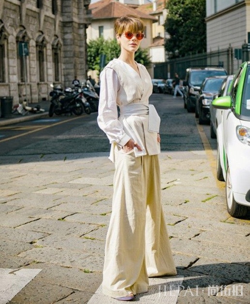 欧美街拍 潮女用自由的黄色裤子展现阳光气息