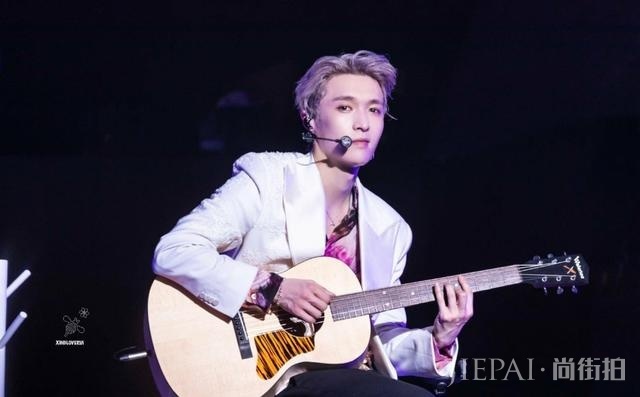 奢侈品代言成烫手山芋？林允抢占先机解约，张艺兴：干啥都挨骂我太难了