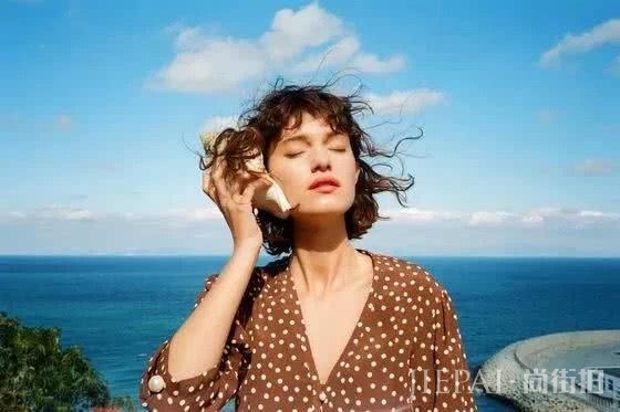 穿上显瘦的V领连衣裙，用这些设计搭配细节才能修身