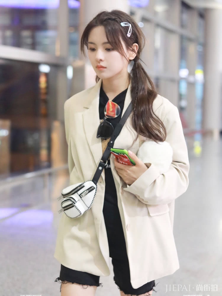 杨超越又穿西装,只是换一个搭配,风格大变样