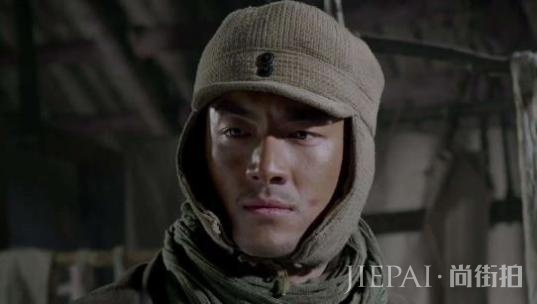 他跑了12年龙套,竟靠一场“拉屎”的戏走红,网友:不走寻常路