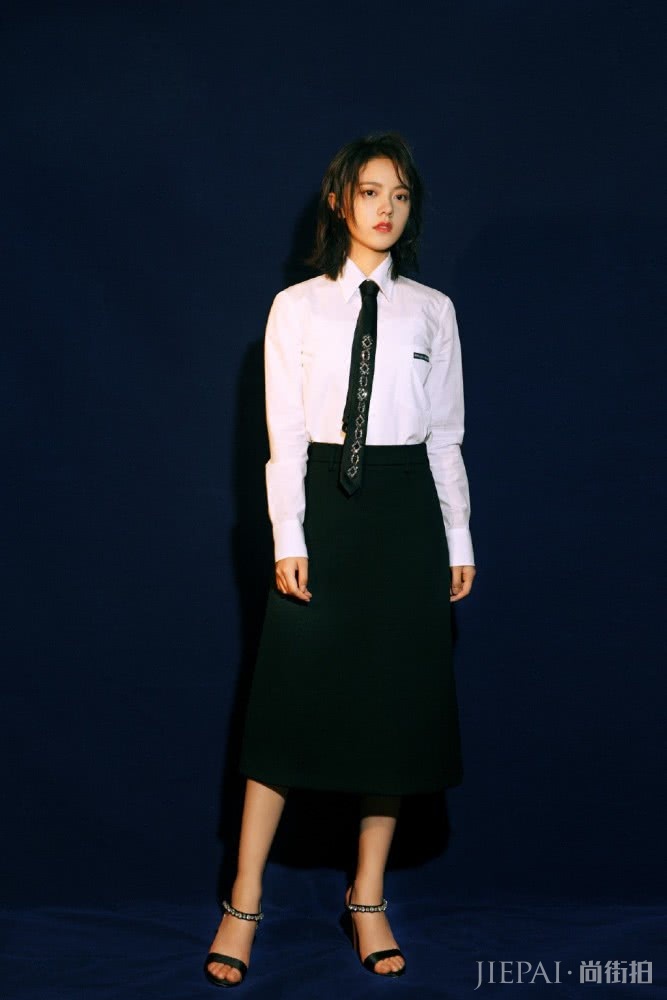 赵今麦穿衬衫领带配半身裙,气场不像17岁少女