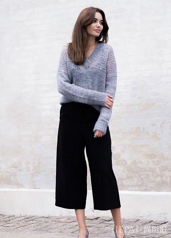 初秋穿毛衣不管选低领还是挑高领,搭阔腿裤显好看又有气质