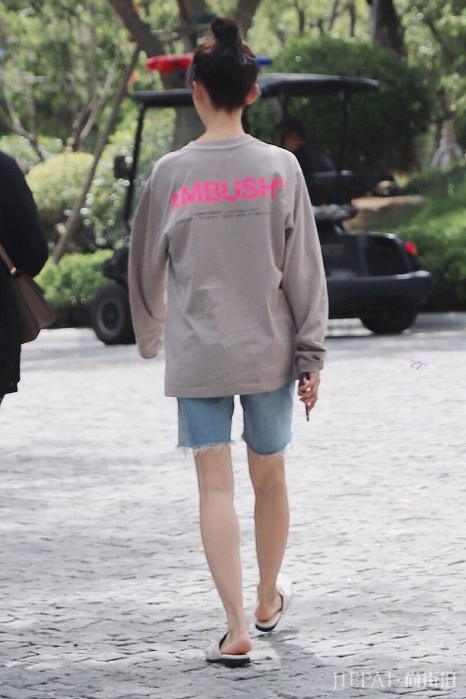 吴谨言私服造型比活动礼服更减龄,腿型匀称好看超有少女感