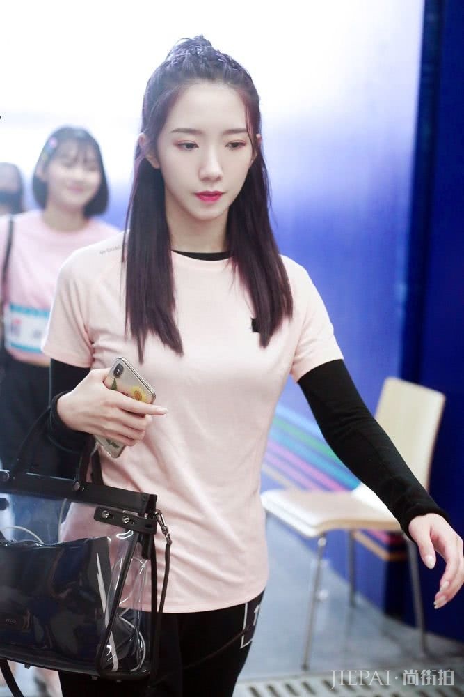 孟美岐深夜营业,黑发黑衣黑靴风格神似戚薇