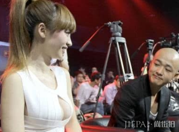 娱乐圈的女明星不容易！被揩油偷瞄强行亲吻，有苦说不出！