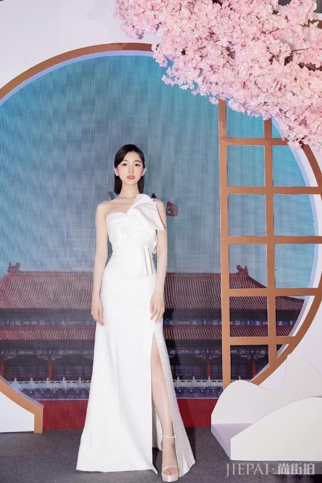 毛晓彤出席活动身穿白色礼服气质优雅,梦幻人鱼妆温柔灵动超好看