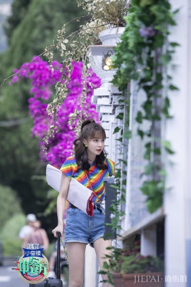 沈梦辰穿元气彩虹装秀长腿,美到认不出