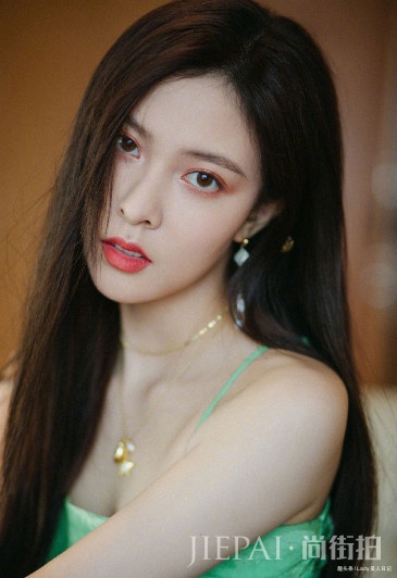 宋妍霏吊带裙搭配长直发,演绎清爽小诱惑